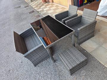 tavolo vetro e rattan con poltrone