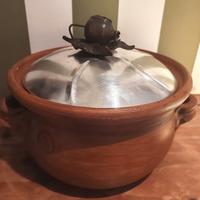 Pentola in terracotta con coperchio in argento