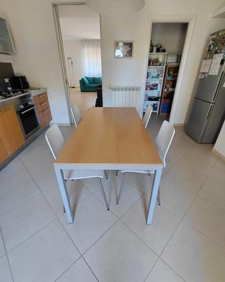 Tavolo da cucina con 4 sedie