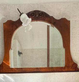 Specchio con cornice in legno e porta-lampadina