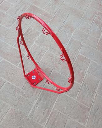 uno o due canestri da basket 