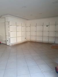 ARREDAMENTO NEGOZIO – SCAFFALI+BANCONE+MANICHINI