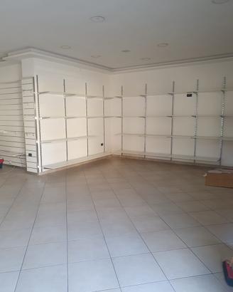 ARREDAMENTO NEGOZIO – SCAFFALI+BANCONE+MANICHINI