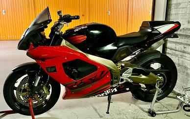 Aprilia Tuono RSV 03 pronto pista ma anche strada