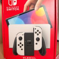 Nintendo Switch OLED completa di accessori