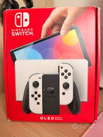 Nintendo Switch OLED completa di accessori