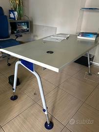 Arredamento ufficio. Scrivania robusta e moderna