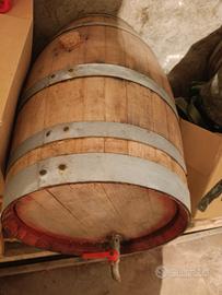 botti da vino e bottiglie