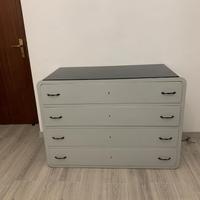 Comò vintage restaurato con vetro nero