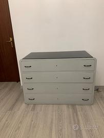 Comò vintage restaurato con vetro nero