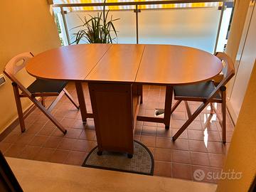 Tavolo Foppapedretti con 4 sedie.