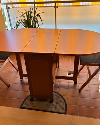 Tavolo Foppapedretti con 4 sedie.