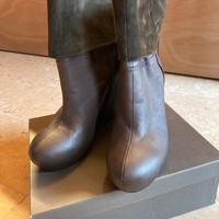 Stivaletto in pelle e camoscio.