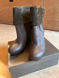 Stivaletto in pelle e camoscio.
