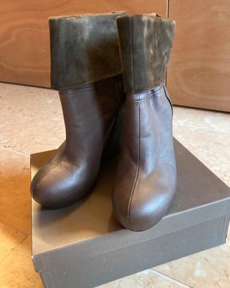 Stivaletto in pelle e camoscio.