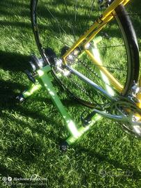 Bici da corsa montata su rullo