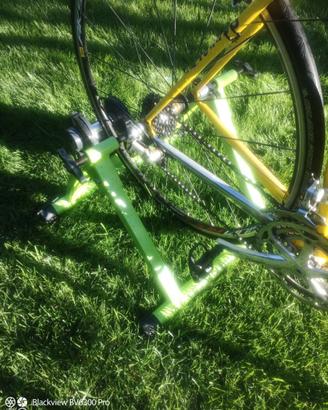 Bici da corsa montata su rullo