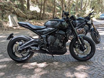 Triumph Trident 660 full black 9100km 
