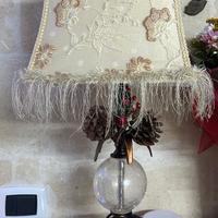 Lume vintage con paralume ricamato e frange decora