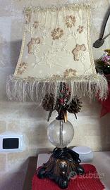 Lume vintage con paralume ricamato e frange decora