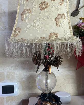 Lume vintage con paralume ricamato e frange decora