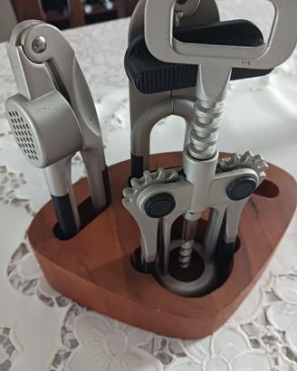 Set utensili con base in legno