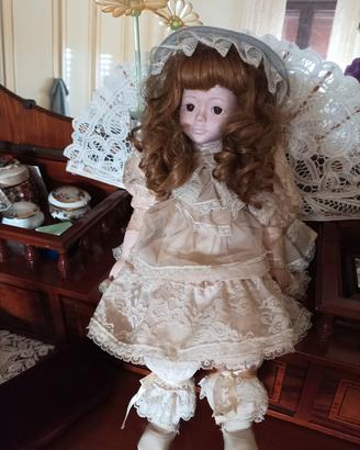 Bambola Mundia in porcellana vintage cm.50