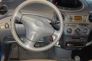 toyota yaris  1.0 benzina