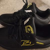 scarpe per pedali flat.