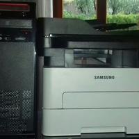 Pc, schermo, tastiera e mouse