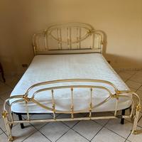 Letto doccia tavolo sedie