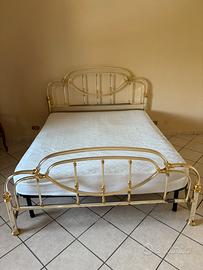 Letto doccia tavolo sedie