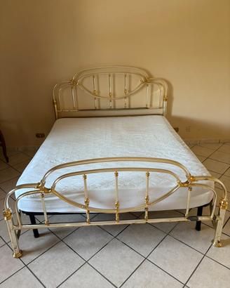 Letto doccia tavolo sedie