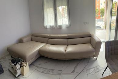 Divano a tre posti con  chaise longie in pelle