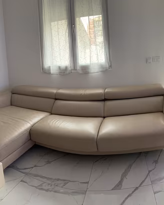 Divano a tre posti con  chaise longie in pelle