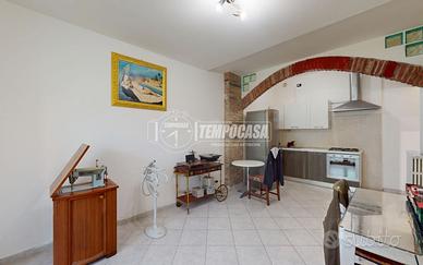 SOLUZIONE SEMINDIPENDENTE CON BOX SENZA SPESE COND