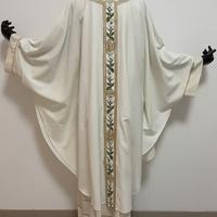 Casula bianca ricamata collo quadro Papa Francesco