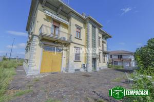 Villa con terreno edificabile in provincia di Piac