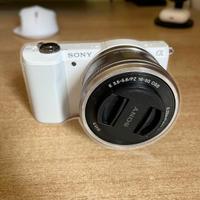 Sony Alpha 5000 senza obiettivo