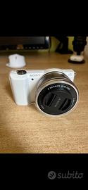 Sony Alpha 5000 senza obiettivo