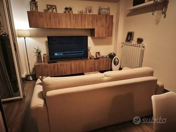 Divano letto e parete attrezzata