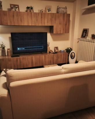 Divano letto e parete attrezzata