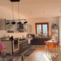 Cucina completa di elettrodomestici, tavolo e sedi