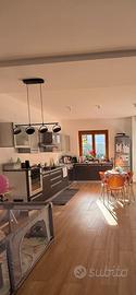 Cucina completa di elettrodomestici, tavolo e sedi