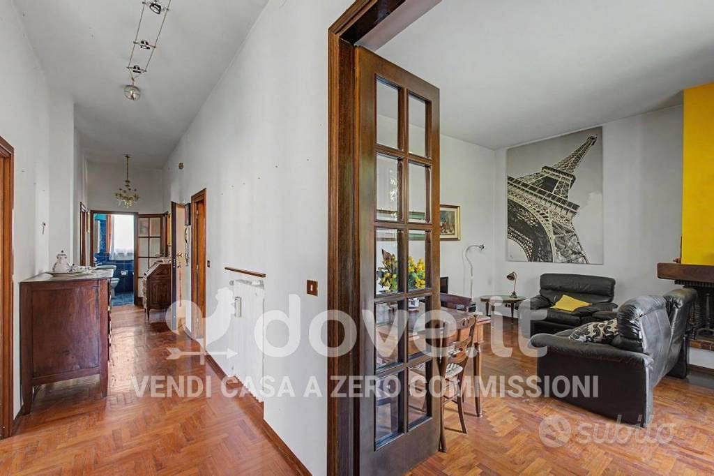 Villa di 300 m² con più di 5 locali a Parma - Altro
