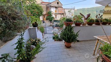 VILLA A SCHIERA A CASTIGLIONE DEL GENOVESI