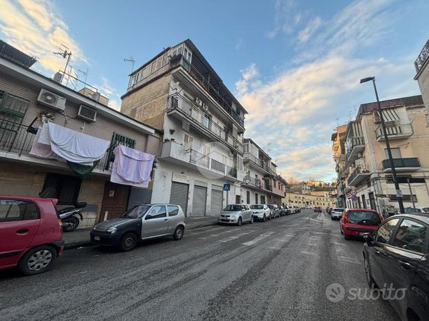 4 LOCALI A NAPOLI