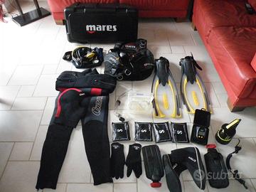 Attrezzatura da sub completa di tutto.