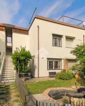 VILLA A SCHIERA A SALÒ