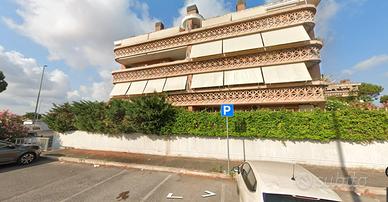 Eur papillo bilocale con terrazzo e posto auto